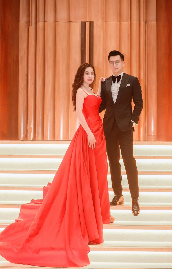 Hoa hậu Phan Kim Oanh gợi cảm sánh đôi cùng MC Thế Cương