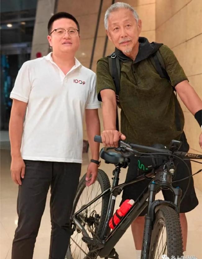 Trần Đạo Minh đạp xe trên đường phố Bắc Kinh
