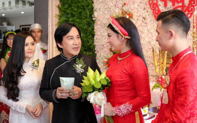 Trinh Trinh (áo trắng) và Kim Tử Long trong ngày cưới của Maika