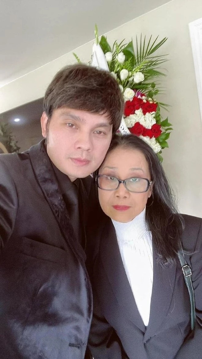 Tài Linh chụp ảnh cùng đàn em, đây là một trong những bức ảnh hiếm hoi của 