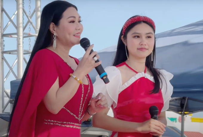 Hà Tiên hát cùng mẹ Ngọc Huyền trên sân khấu