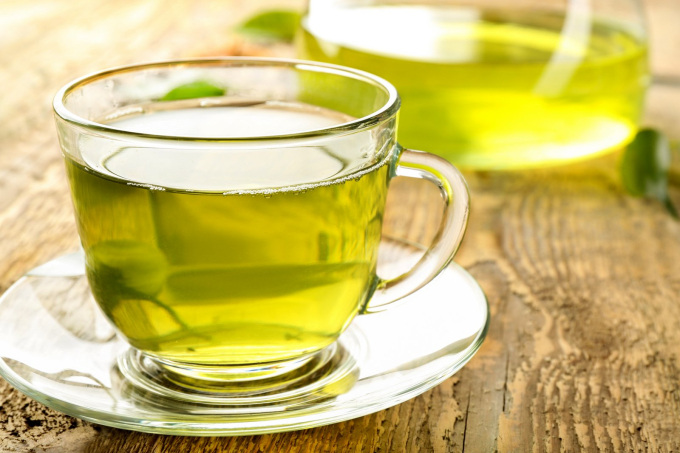Uống trà xanh có thể giảm cholesterol, từ đó cải thiện sức khỏe tim mạch. (Ảnh minh họa)
