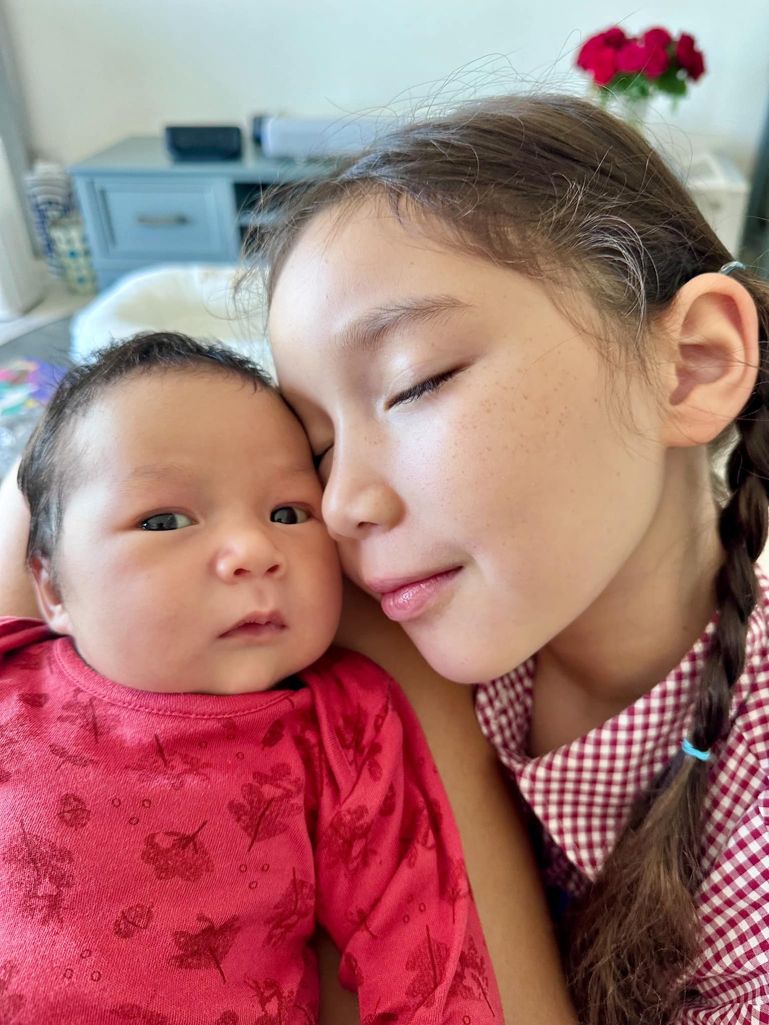 Khoảnh khắc siêu cưng của hai nhóc tỳ nhà siêu mẫu Hà Anh, con trai mới hơn 1 tháng tuổi đã được mẹ khen: 