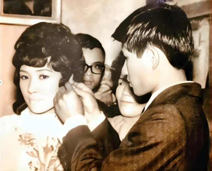 Ảnh cưới hồi 50 năm trước của Lệ Thủy được con trai Dương Đình Trí chia sẻ trên mạng xã hội 