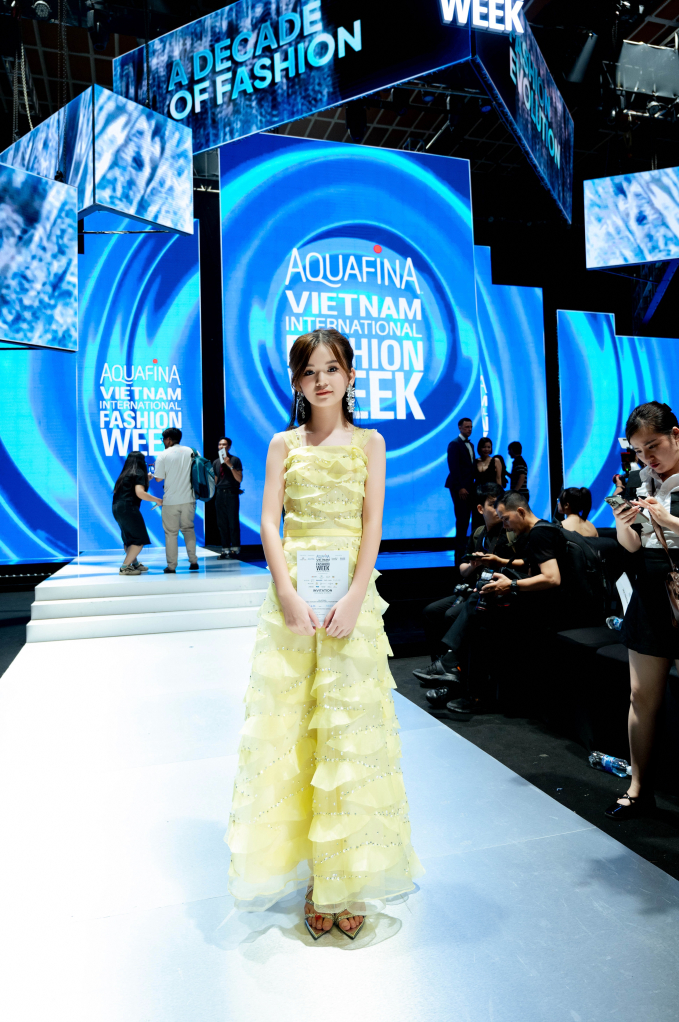  Nghệ sĩ nhí Kim Cương gây chú ý khi xuất hiện bên cạnh Hoa hậu H'Hen Niê
