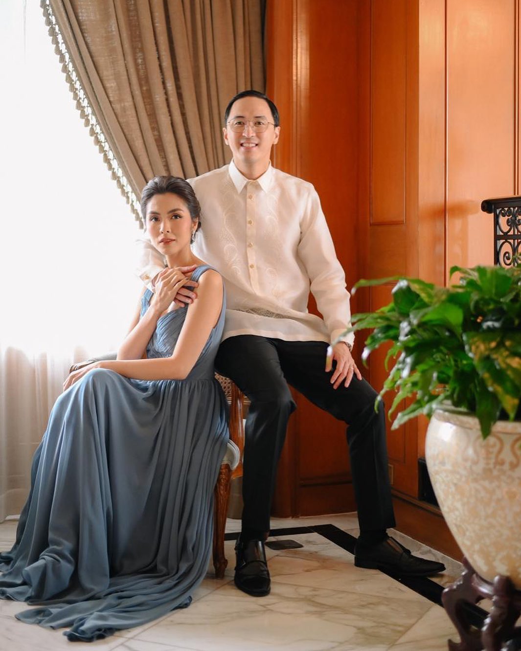 Khi dự những sự kiện mang tính chất trang trọng của gia đình, Louis Nguyễn thường mặc áo truyền thống của Philippines, còn Hà Tăng ưa chuộng kiểu váy dạ hội mềm mại, màu sắc nhã nhặn.