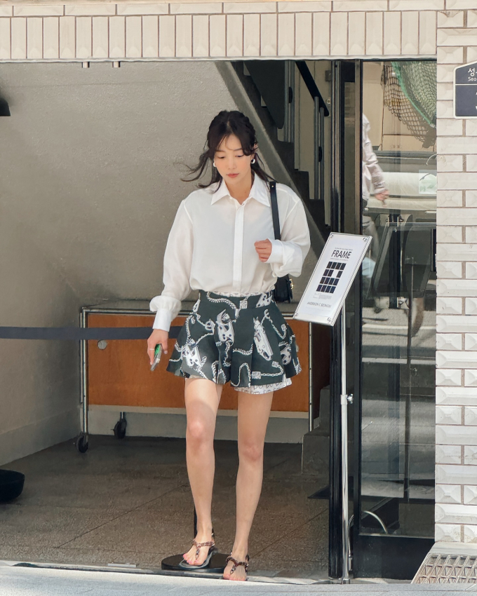 Thời trang mùa hè đẹp đỉnh cao của fashionista Hàn Quốc 41 tuổi, chị em nên tham khảo để sành điệu hơn