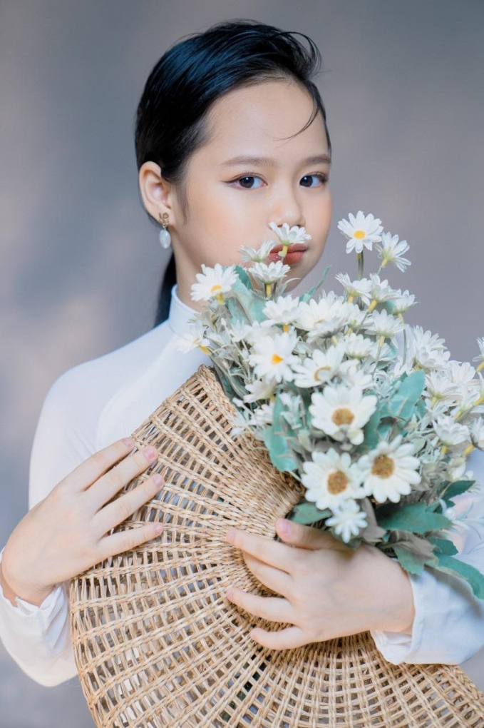  Á hậu nhí Hoàng Vân biểu diễn tại Chung kết Mrs Earth Vietnam