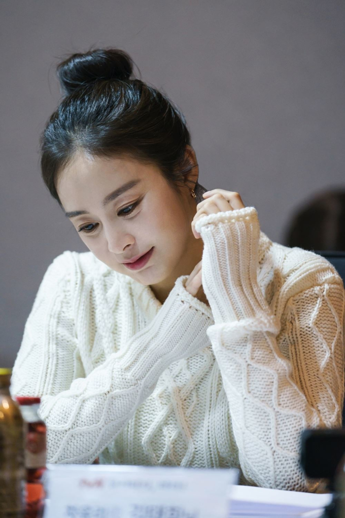               Kim Tae Hee sành điệu, xinh đẹp ở độ tuổi U45.        