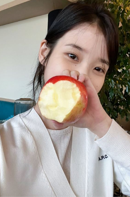 IU thường xuyên chia sẻ những khoảnh khắc mình ăn táo lên mạng xã hội.