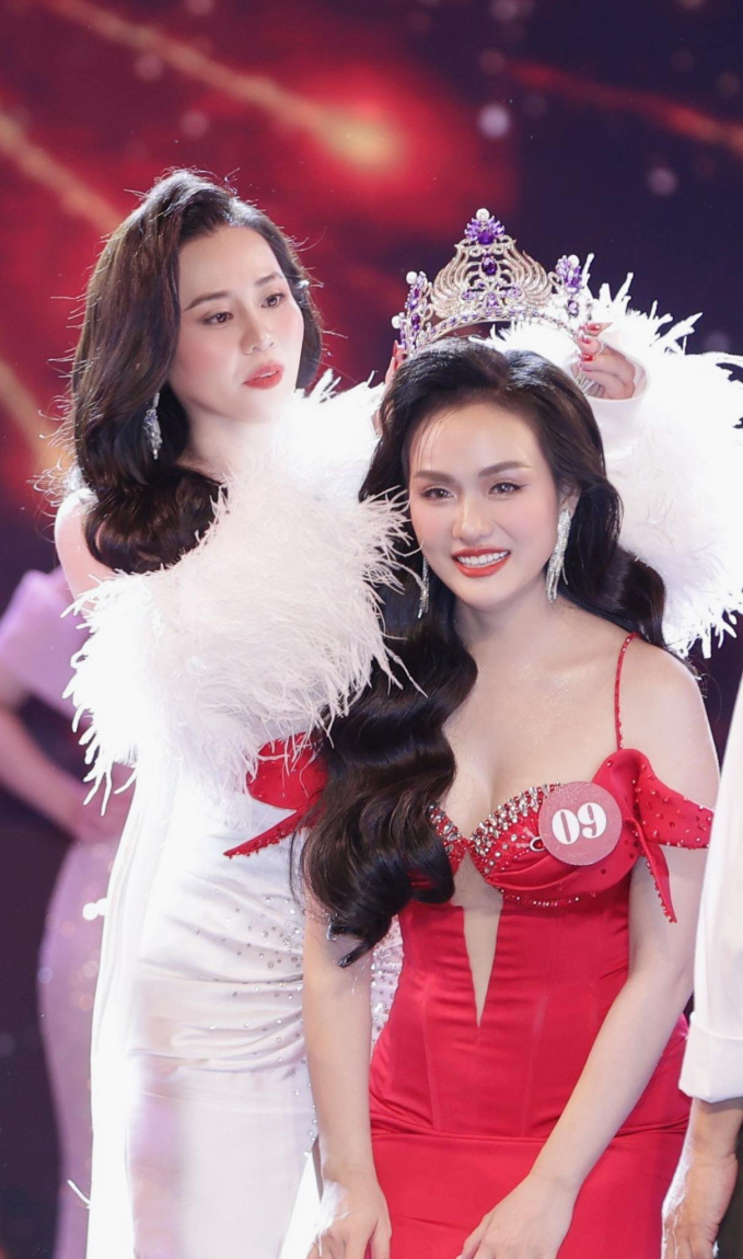 Hoa hậu Phan Kim Oanh trao vương miện cho Tân Hoa hậu 