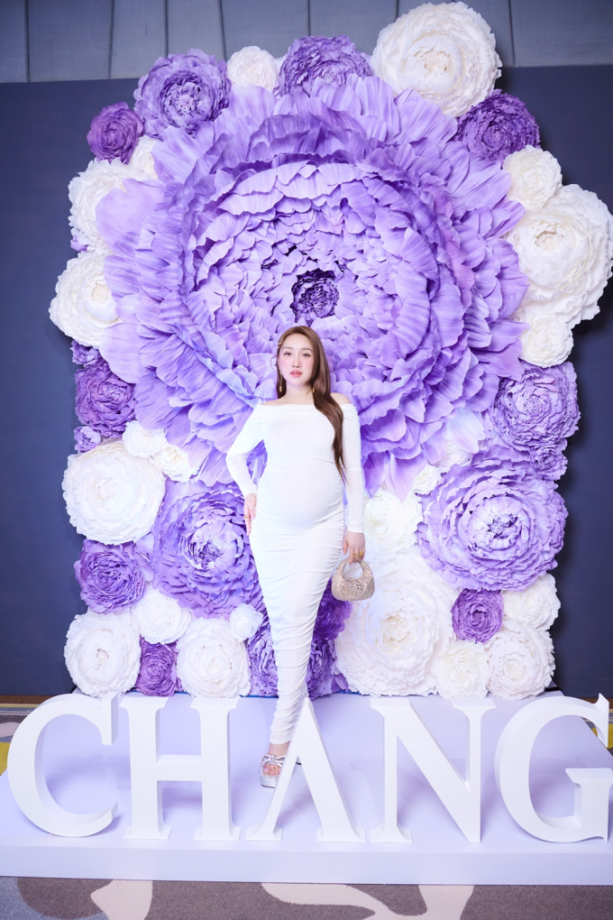 CEO Lý Thùy Chang Chang bầu hơn 7 tháng vẫn tự lái siêu xe mui trần đến tham dự sự kiện. Dù đã sắp bước sang những tháng cuối của thai kì nhưng cô vẫn xuất hiện đầy rạng rỡ, quyến rũ. 