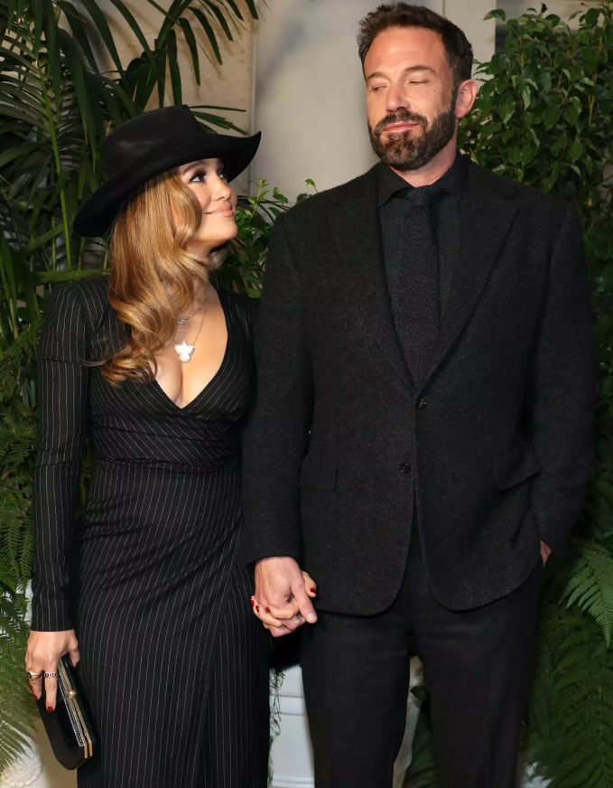 20 năm yêu đương hợp tan của Jennifer Lopez - Ben Affleck: Từ đám cưới bị huỷ vào phút chót tới một người lặng lẽ kéo va li rời đi