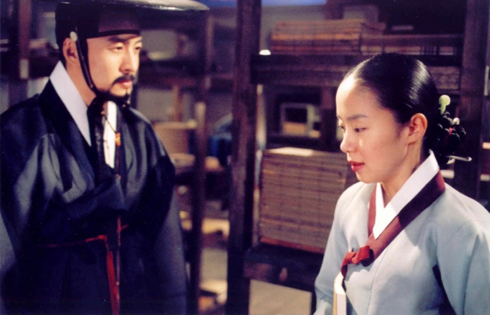 Jeon Do Yeon vào vai góa phụ Jung, một người phụ nữ đức hạnh.