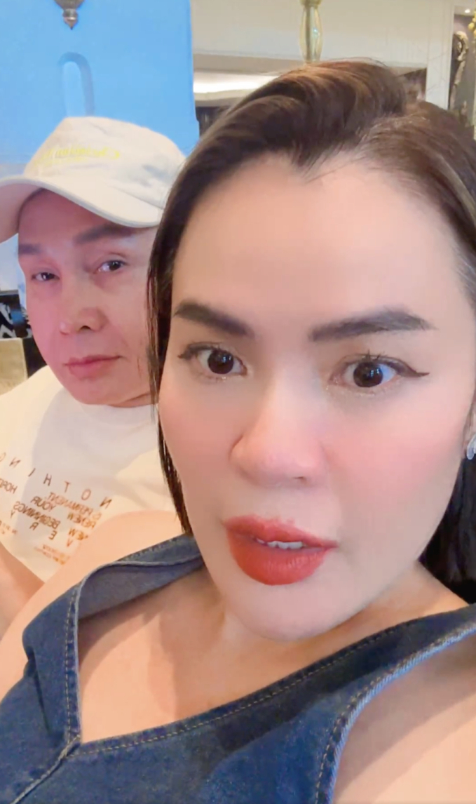 Phương Lê và Vũ Luân cùng livestream khi đang đi công tác ở Thái Lan