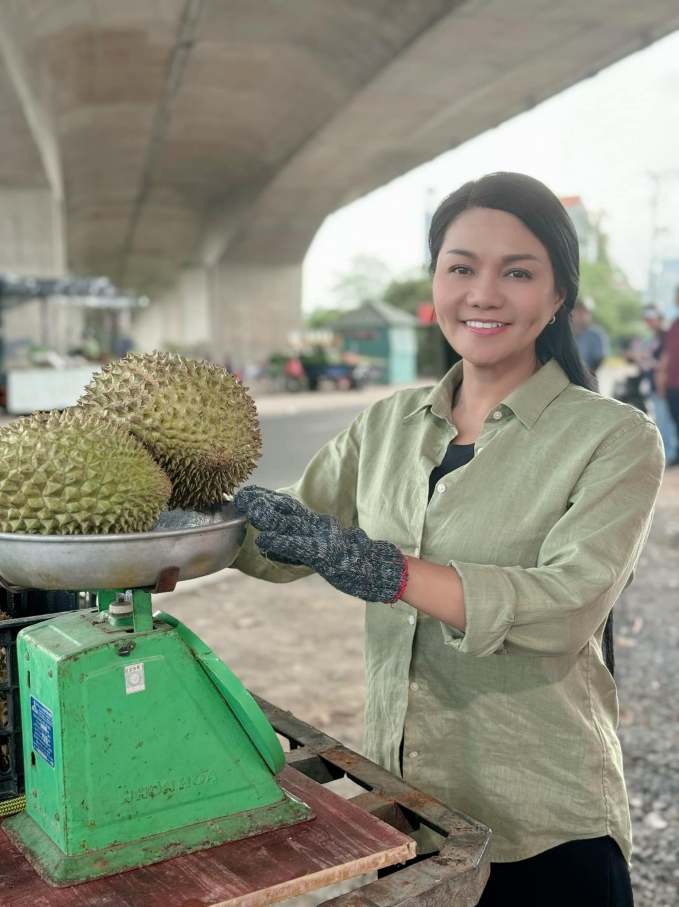 Nữ nghệ sĩ cải lương đình đám bán sầu riêng, vừa cất giọng đã làm cõi mạng dậy sóng