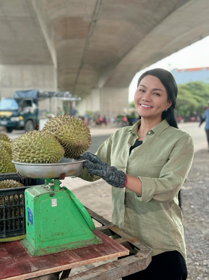 Nữ nghệ sĩ cải lương đình đám bán sầu riêng, vừa cất giọng đã làm cõi mạng dậy sóng