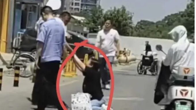 2 đứa trẻ cùng bị buộc tội trộm cắp ở siêu thị: 1 em hành động dại dột, 1 em có phản ứng khiến nhân viên sợ xanh mặt