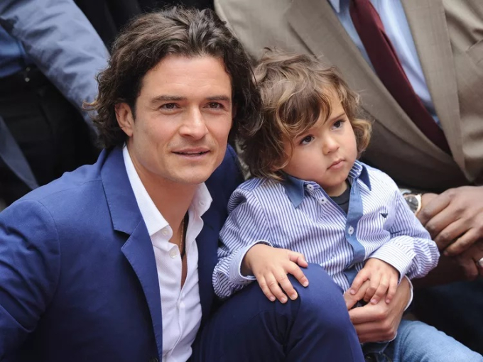 Flynn hồi nhỏ bên bố Orlando Bloom