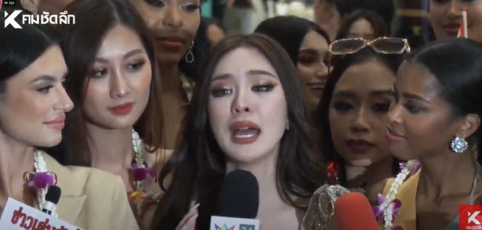 Miss Grand Thailand và các thí sinh trong vòng vây phóng viên