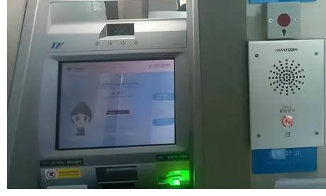 Quá thông minh: Bị lạc ông nội, bé gái chạy vào cây ATM làm 1 hành động để tự cứu mình, ai nấy đều khen ngợi