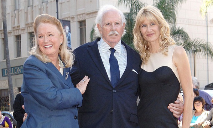Laura Dern bên cha mẹ là 2 diễn viên nổi tiếng Hollywood Bruce Dern và Diane Ladd
