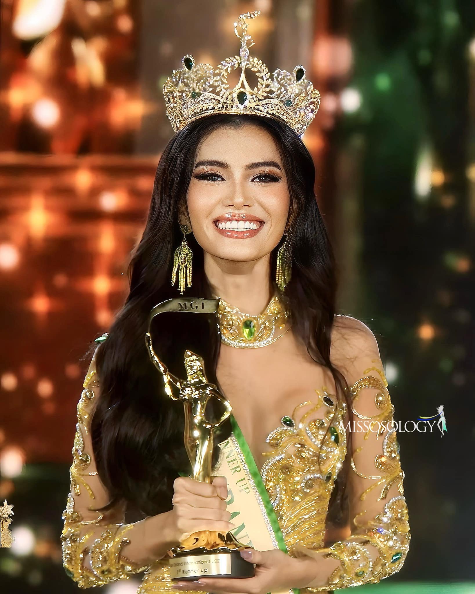 Ni Ni Lin Eain sinh năm 1998, đoạt danh hiệu Miss Grand Myanmar 2023 và đang là người đẹp có thành tích cao nhất của nước này tại Miss Grand International - Á hậu 1. Cô cũng là người chiến thắng hai giải phụ quan trọng là Country's Power Of The Year và Miss Popular.