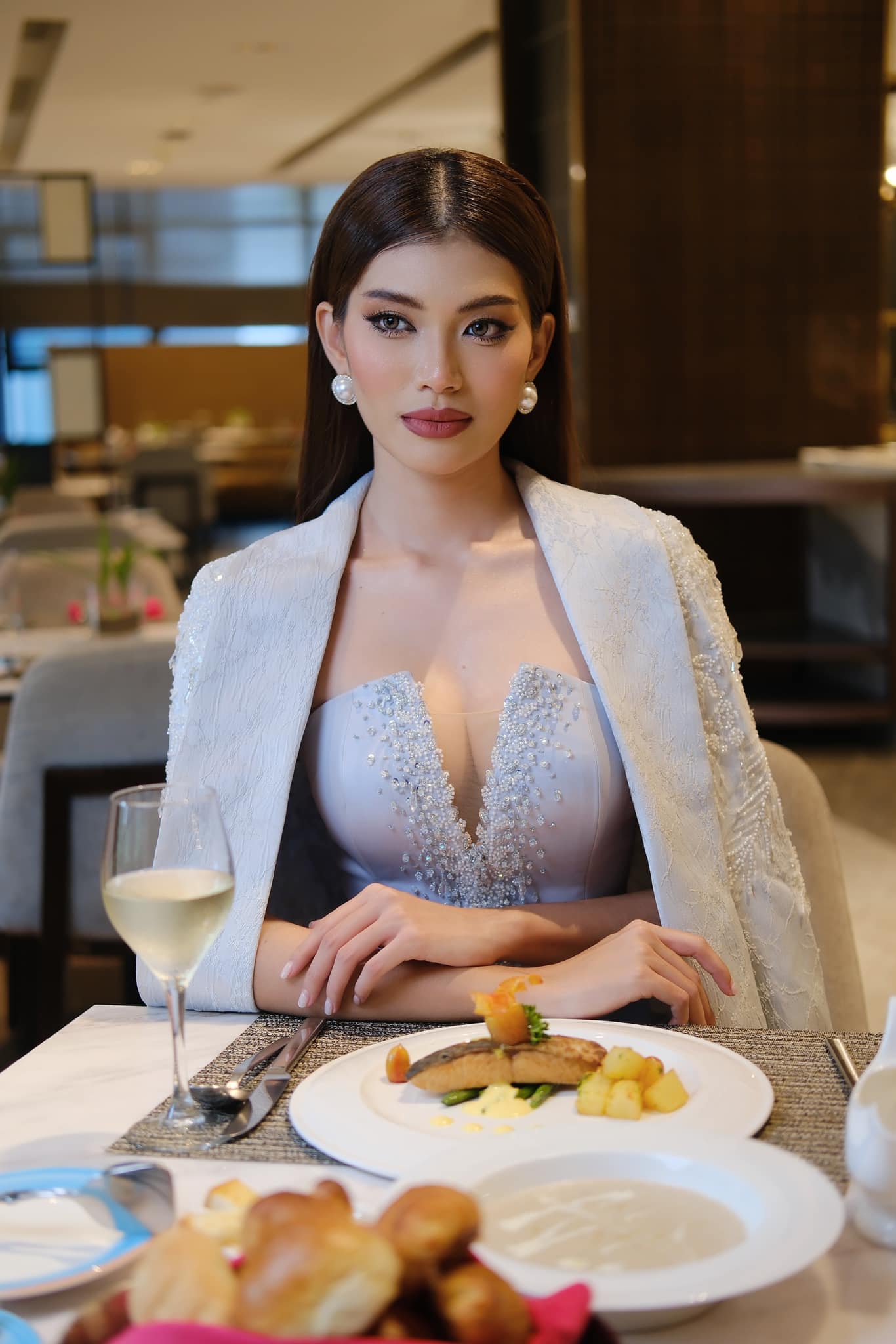 Ni Ni là đối thủ của Hoa hậu Lê Hoàng Phương tại Miss Grand International 2023. Thời điểm đó, cô nàng khá thu hút truyền thông. Ban đầu, Ni Ni được nhiều khán giả nước chủ nhà ủng hộ, nhưng sau đó cô lại bị chê 