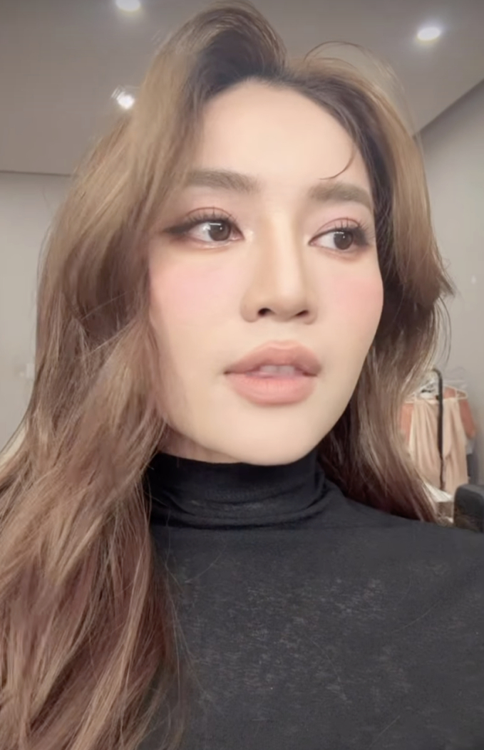 Lan Ngọc đang làm gì?
