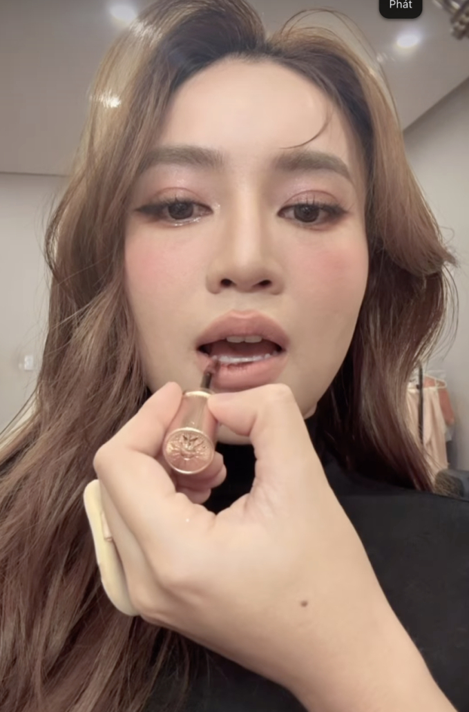 Lan Ngọc đang làm gì?