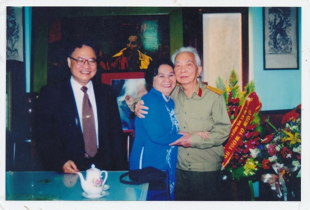 Đại tướng Võ Nguyên Giáp và hai nhà khoa học Nguyễn Thị Anh Nhân - Nguyễn Ngọc Anh
