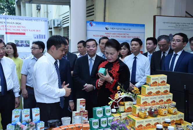 Chủ tịch Quốc hội Nguyễn Thị Kim Ngân thăm quan sản phẩm của Viện Hàn lâm Khoa học và Công nghệ Việt Nam. Ảnh: Lâm Hiển.