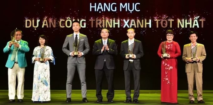 Bà Lưu Thị Thanh Mẫu (thứ 2 từ phải qua) – Tổng Giám Đốc Phuc Khang Corporation nhận Danh hiệu Dự án Công trình xanh tốt nhất dành cho dự án Diamond Lotus Riverside.