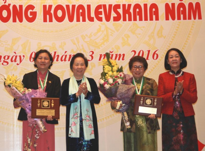PGS.TS Đặng Thị Cẩm Hà (đứng thứ 2, bên phải) trong Lễ trao giải Kovalevskaia 2015