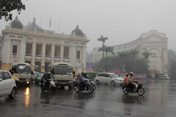 Hà Nội đón cơn mưa đầu tiên sau đợt ô nhiễm không khí kéo dài