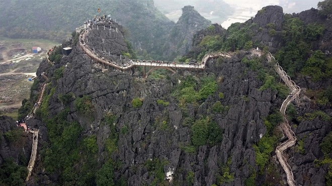 Cầu thang 2 nghìn bậc đá dẫn lên núi Cái Hạ