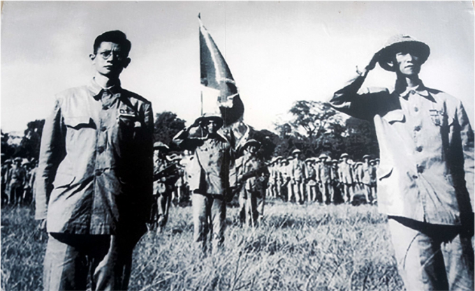 Thiếu tướng Vương Thừa Vũ và bác sĩ Trần Duy Hưng cùng toàn quân trong lễ chào cờ