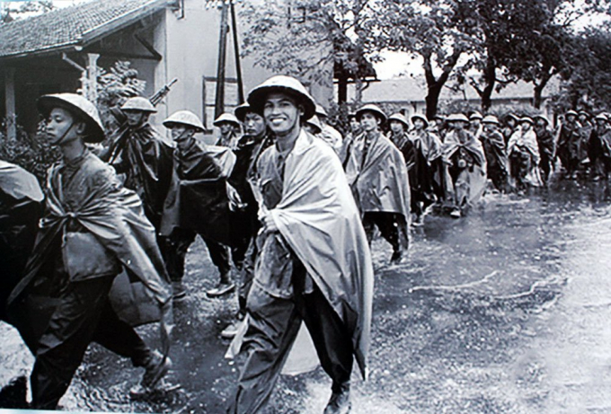   Từ ngày 8/10/1954 - 10/10/1954, các đơn vị quân đội ta chia nhiều đường tiến vào Hà Nội, từng bước nắm quyền kiểm soát thành phố. Mưa cũng không thể xóa đi niềm vui của những người lính trở về tiếp quản Thủ đô  