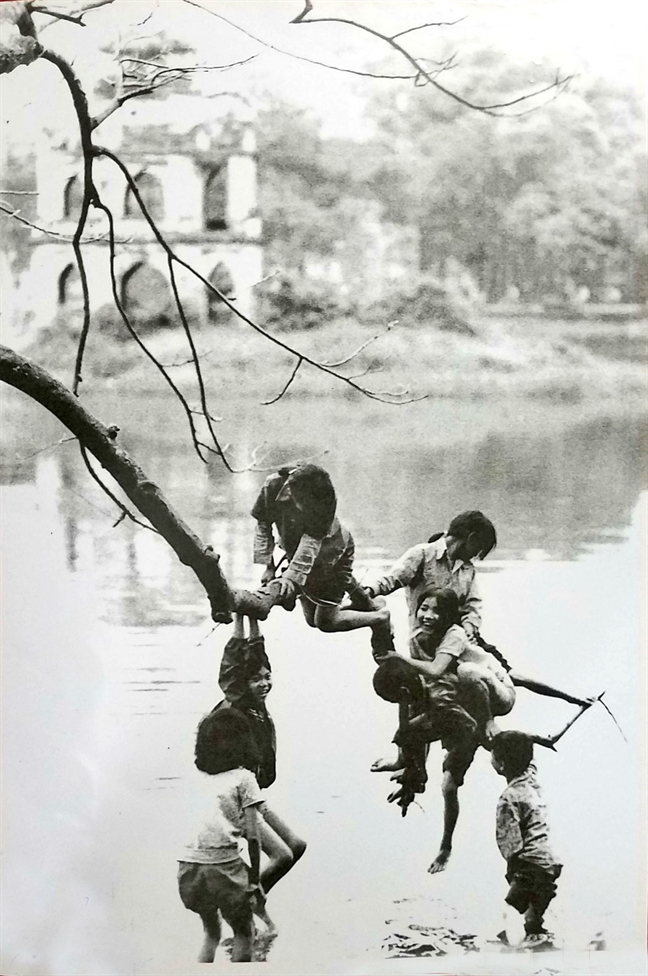 Bức ảnh do ông Quang Phùng chụp lúc 6g sáng 10/10/1954. Trong bảy đứa trẻ đi đón bố này, chỉ ba đứa được đón bố trở về...
