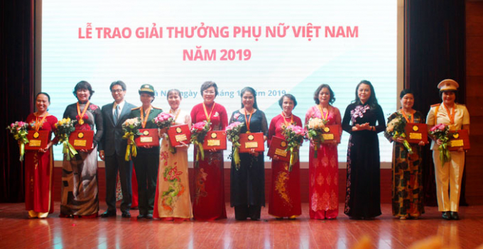 Phó Thủ tướng Vũ Đức Đam và Chủ tịch Hội Liên hiệp phụ nữ Việt Nam Nguyễn Thị Thu Hà trao Giải thưởng Phụ nữ Việt Nam cho 10 cá nhân. (Nguồn ảnh: hanoimoi.com.vn)