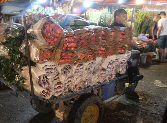 Hoa nhập khẩu hoặc hoa từ các nơi xa hơn, được vận chuyển vào chợ bằng xe ba gác sau khi được bốc dỡ từ xe tải xuống.