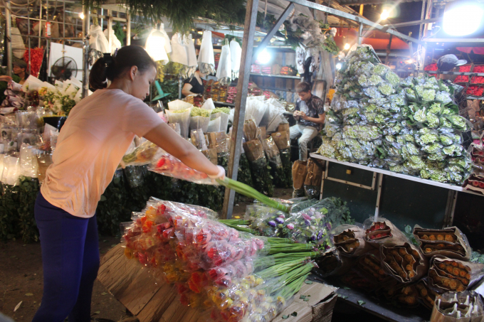 Người vận chuyển, người xếp hoa, bày bán, không khí chợ hoa đêm lớn nhất Hà Nội càng về khuya càng nhộn nhịp