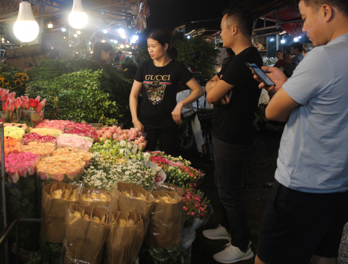 Chợ phục vụ cho những khách yêu hoa tới mua lẻ, cho tới những khách sỉ với số lượng lớn