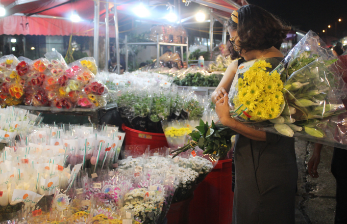 Tấp nập chợ hoa đêm Quảng An, rạng sáng ngày 20 - 10