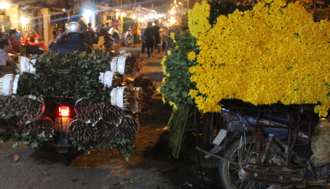 Những chiếc xe chở đầy hoa từ các làng hoa nổi tiếng ở Hà Nội đang hối hả vào chợ cho kịp giờ các mối sỉ bắt đầu ra chợ chọn hàng.