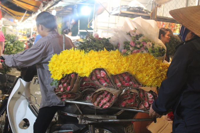 Những chuyến hoa đêm mang lại niềm vui cho cả người bán và người mua. Không chỉ góp phần đem lại thu nhập cho nông dân, hoa còn là món quà truyền tải những thông điệp ý nghĩa dành tặng cho những người thân yêu.