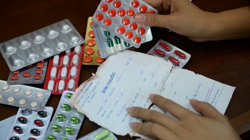 Tự ý dùng lại đơn thuốc cũ sẽ khiến bệnh không khỏi, nhiều khi còn tái đi tái lại. Nguồn: thuvienbinhthuan.com.vn