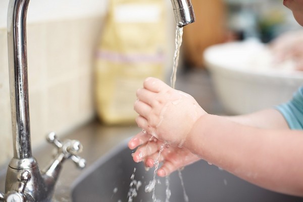 Nên cho trẻ rửa tay bằng xà phòng diệt khuẩn với nước. Nguồn: benhvienvanhanh.com