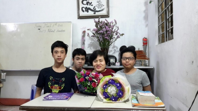 Chị Lê Thị Lan Anh cùng các học trò trong lớp học tiếng Anh của mình. Nguồn: giaoduc.net.vn