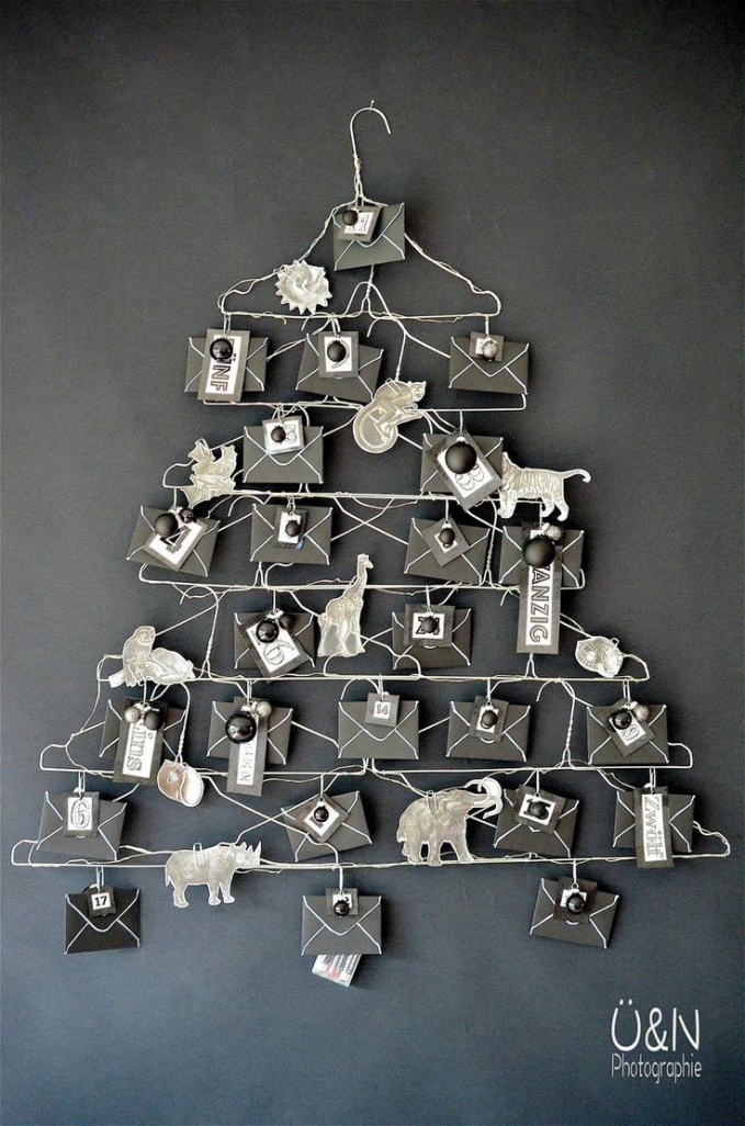 Cây thông Noel cực lạ từ những chiếc móc quần áo. Nguồn: Pinterest.com